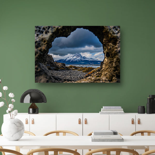 Prachtig uitzicht op vulkaan door rotsopening acrylglas