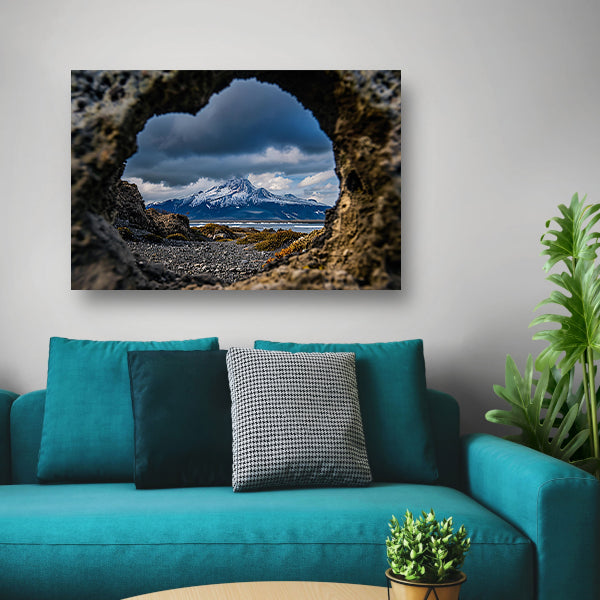 Prachtig uitzicht op vulkaan door rotsopening acrylglas