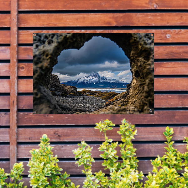 Prachtig uitzicht op vulkaan door rotsopening tuinposter