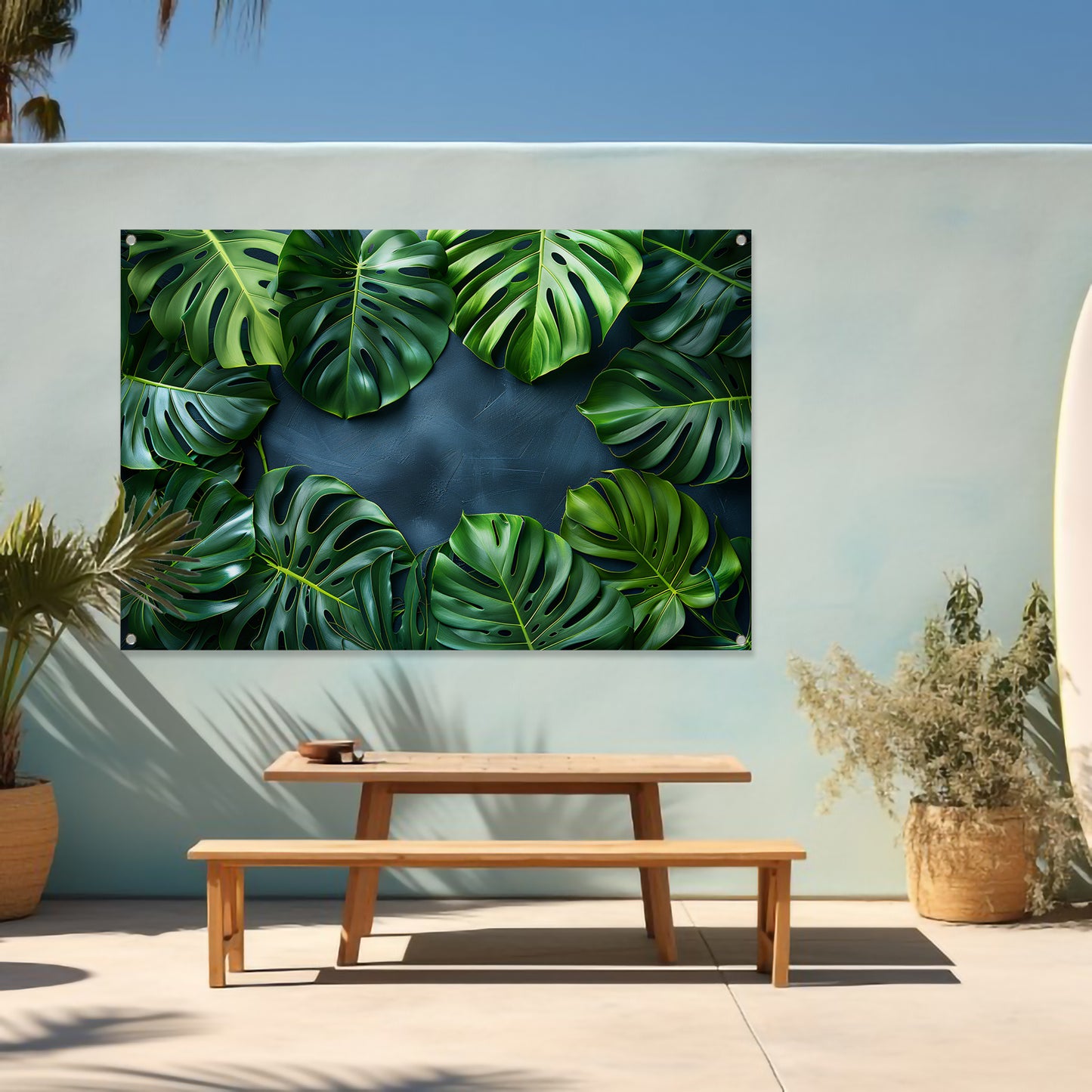 Monstera Bladeren op Blauwe Achtergrond tuinposter