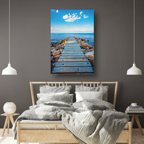 Houten steiger leidt naar serene blauwe zee canvas met baklijst