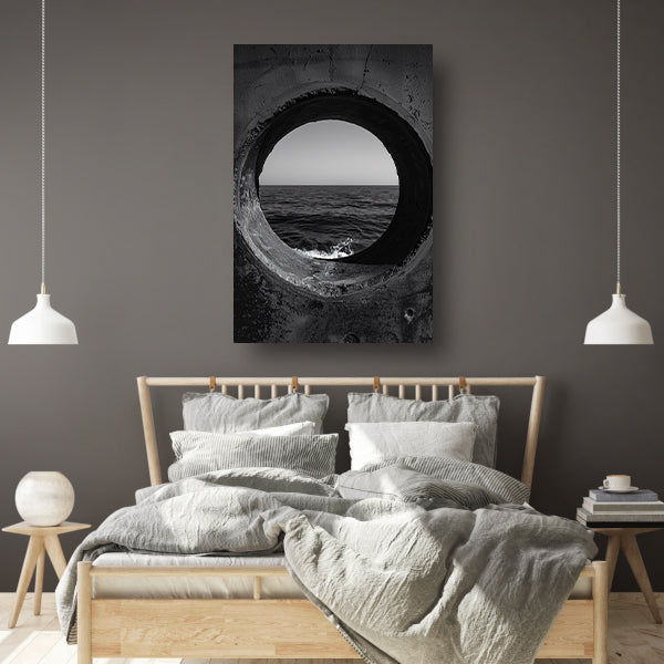 Monochroom zeegezicht door betonnen raam poster