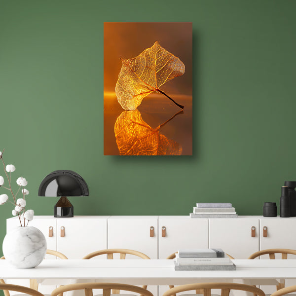 Gedetailleerde oranje blad met gouden reflectie canvas