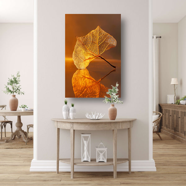 Gedetailleerde oranje blad met gouden reflectie canvas
