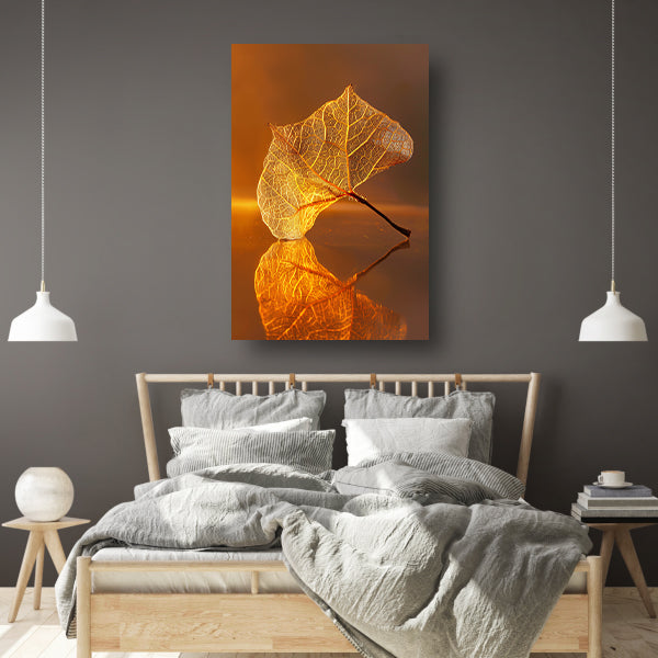 Gedetailleerde oranje blad met gouden reflectie canvas