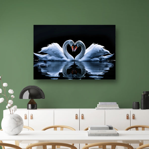 Twee zwanen vormen hart op water poster