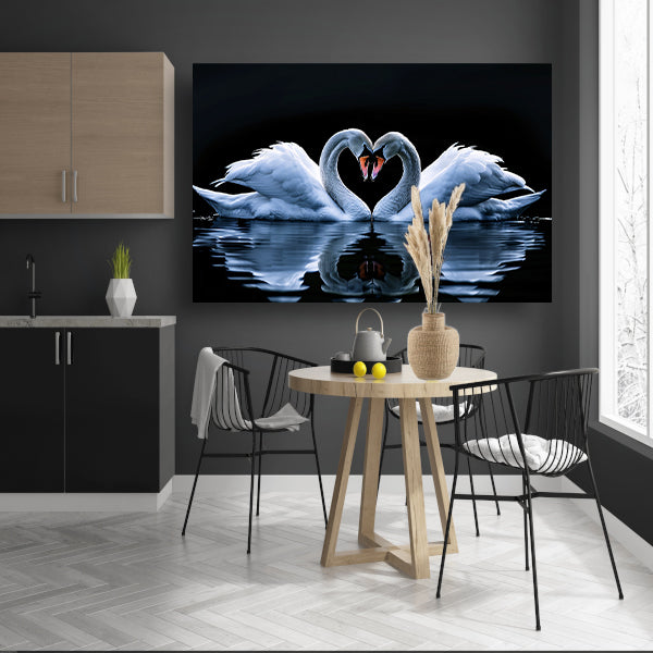 Twee zwanen vormen hart op water poster