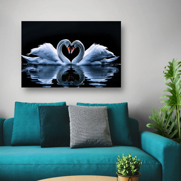Twee zwanen vormen hart op water poster