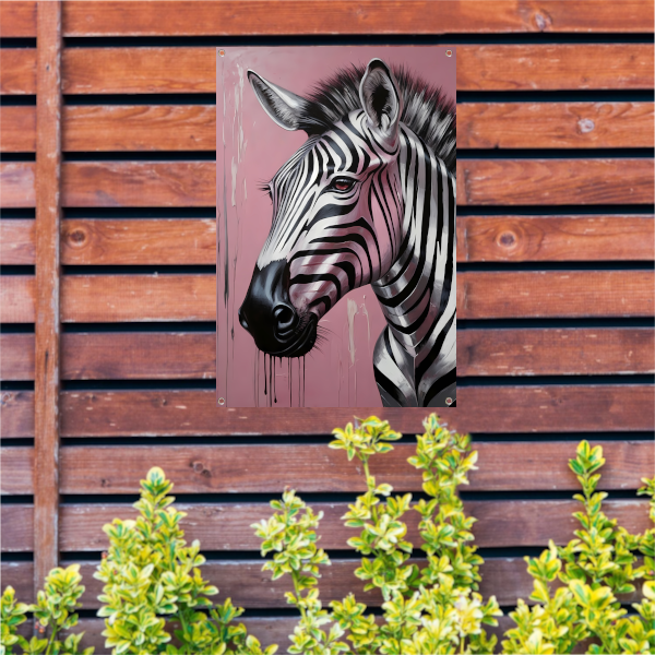 Dynamische zebra op roze met zilveren druppels tuinposter