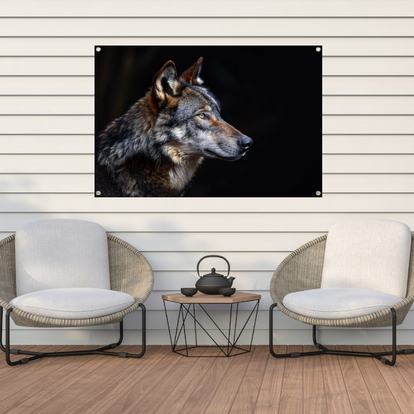 Intense Blik van een Wolf in Duisternis tuinposter