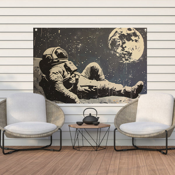 Astronaut ontspannen onder de sterren tuinposter
