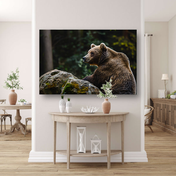 Beer rustend op een rots in de natuur canvas