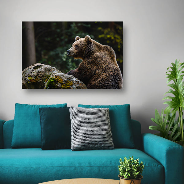 Beer rustend op een rots in de natuur canvas