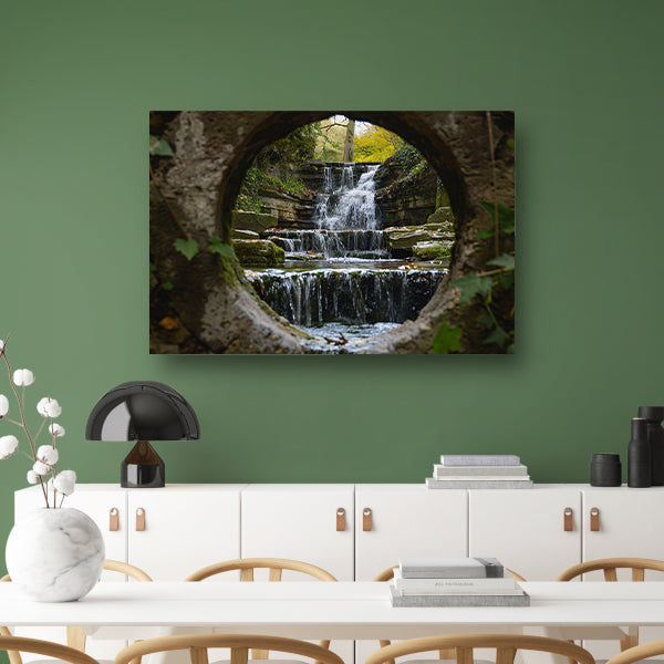 Waterval door een stenen opening gezien poster
