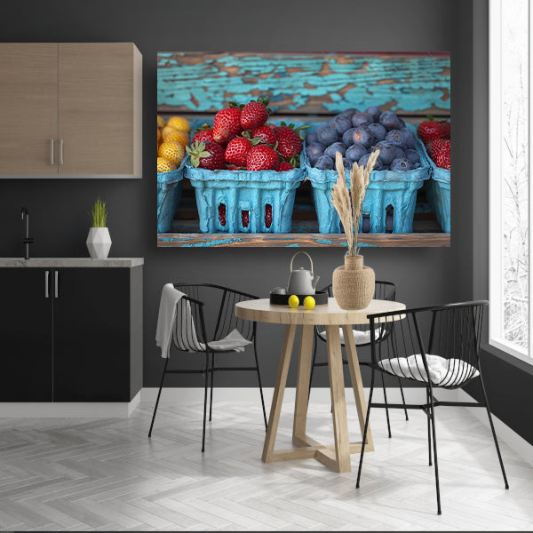 Kleurrijk fruitschaal met aardbeien en blauwe bessen canvas
