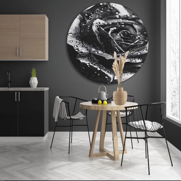 Zwart-witte roos met dauwdruppels close-up aluminium muurcirkel