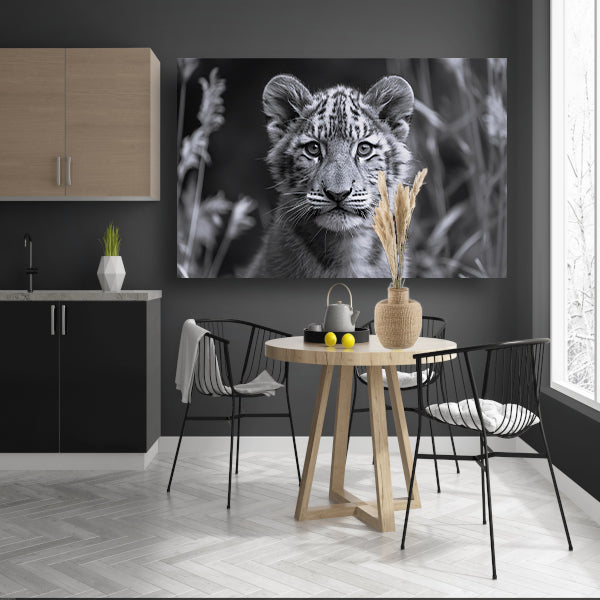Zwart-wit foto van een jonge welp poster