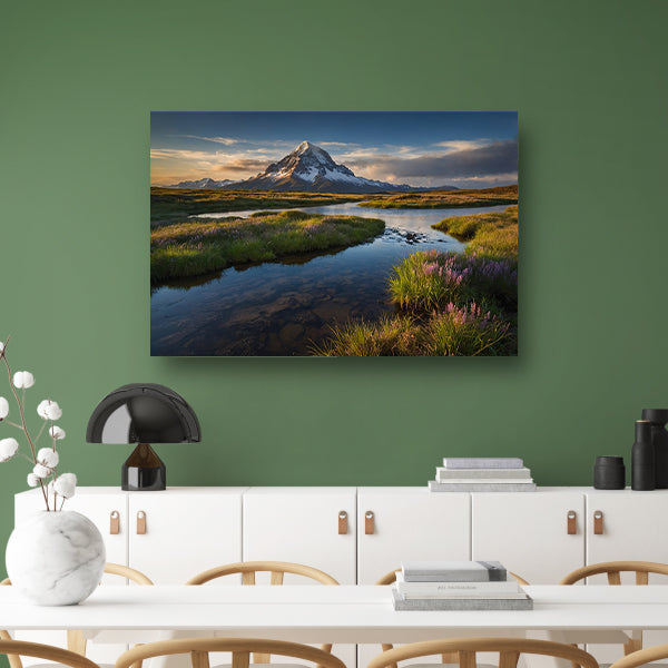 Adembenemend berglandschap met rivier en bloemen poster