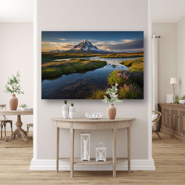 Adembenemend berglandschap met rivier en bloemen poster