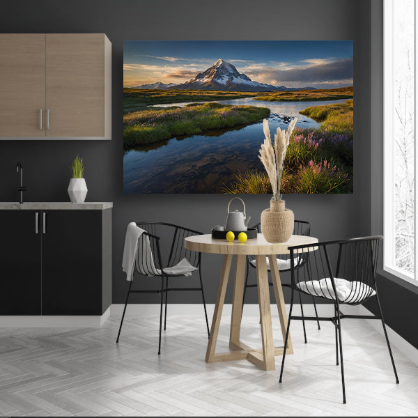 Adembenemend berglandschap met rivier en bloemen poster