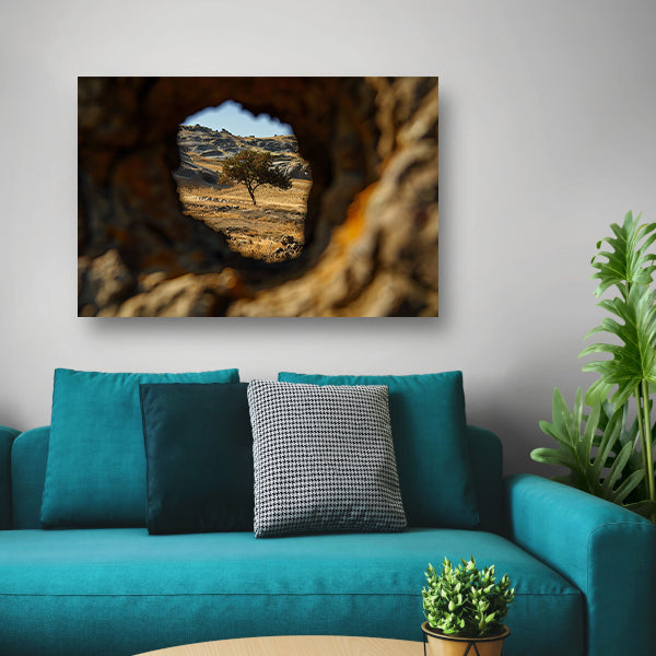 Boom gezien door rotsopening in heuvels acrylglas