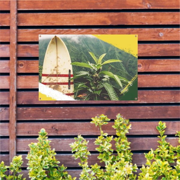 Surfplank en tropische plant met bergzicht tuinposter