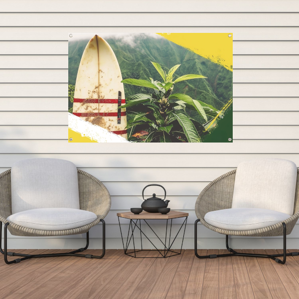 Surfplank en tropische plant met bergzicht tuinposter