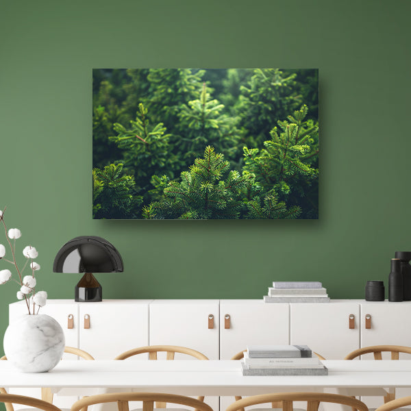 Groene dennenboomtoppen in de ochtendmistposter