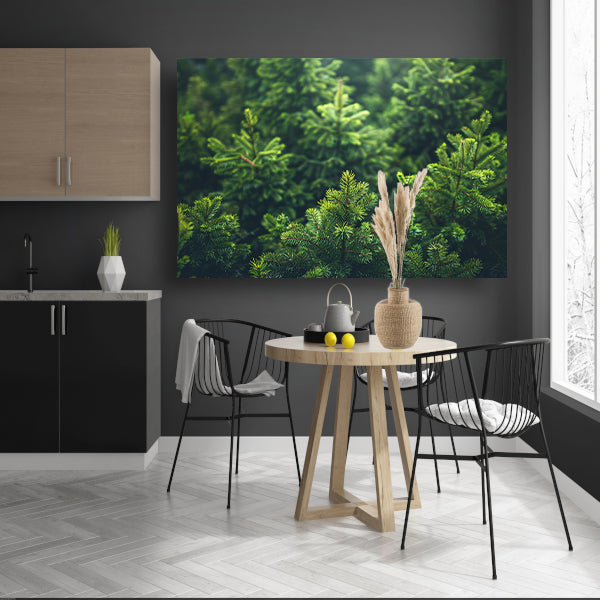 Groene dennenboomtoppen in de ochtendmistposter