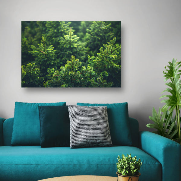 Groene dennenboomtoppen in de ochtendmistposter