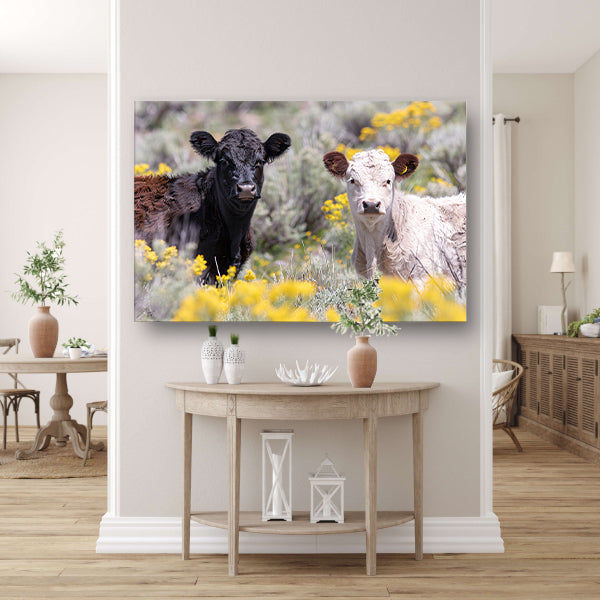 Twee Jonge Kalfjes in een Bloemenveld canvas