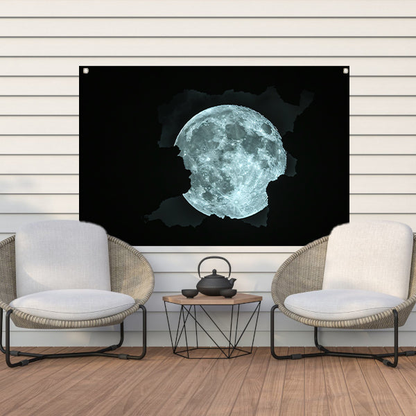 De Maan Door Een Scheur Gezien tuinposter