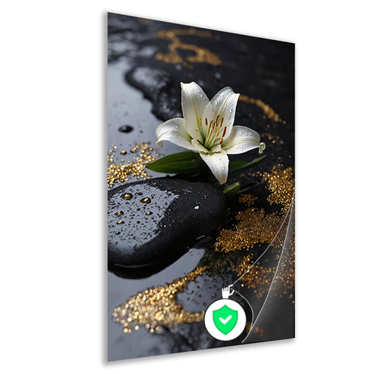 Witte lelie met gouden glans op zwart poster