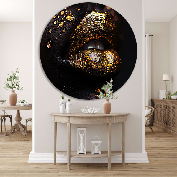 Gouden lippen in een oase van donker contrast aluminium muurcirkel