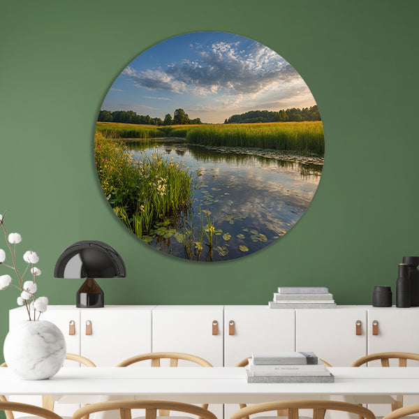 Schilderachtig zomerlandschap met bloemen en water aluminium muurcirkel