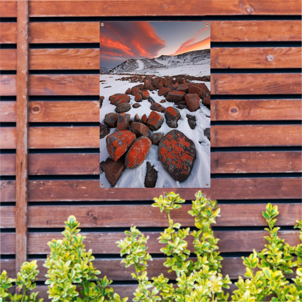 Adembenemend besneeuwd berglandschap met rode rotsen tuinposter