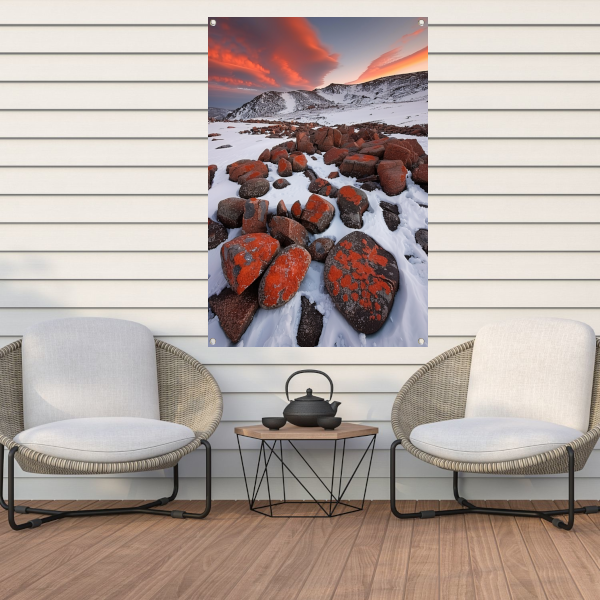 Adembenemend besneeuwd berglandschap met rode rotsen tuinposter