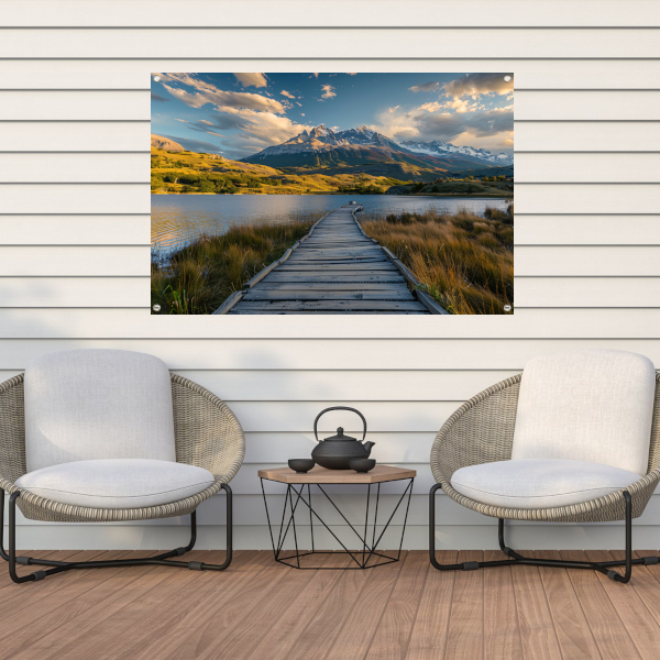 Houten pad naar bergen in schitterend landschap tuinposter