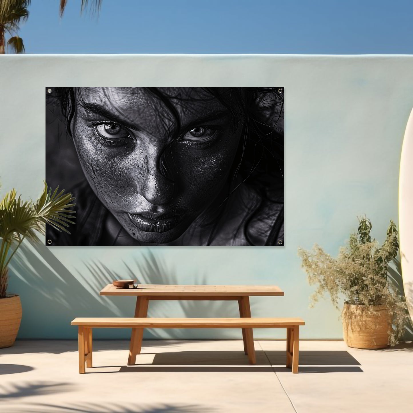 Zwart-wit portret van intense vrouw tuinposter