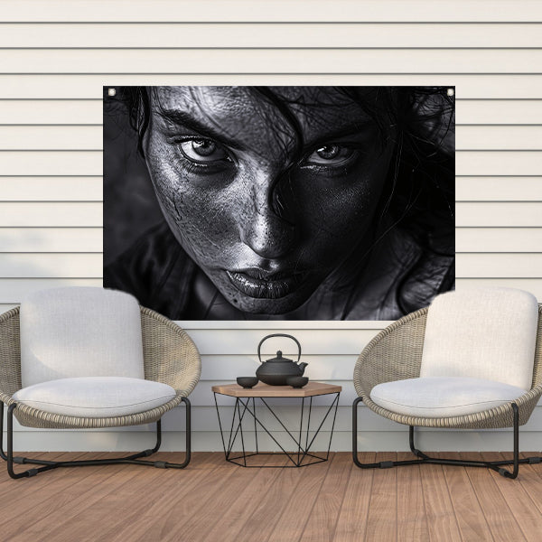 Zwart-wit portret van intense vrouw tuinposter
