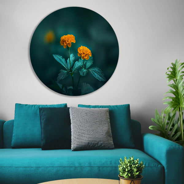 Twee oranje bloemen tegen groene achtergrond aluminium muurcirkel