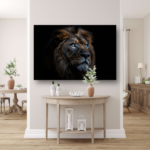 Indrukwekkend portret van majestueuze leeuw met blauwe ogen canvas met baklijst