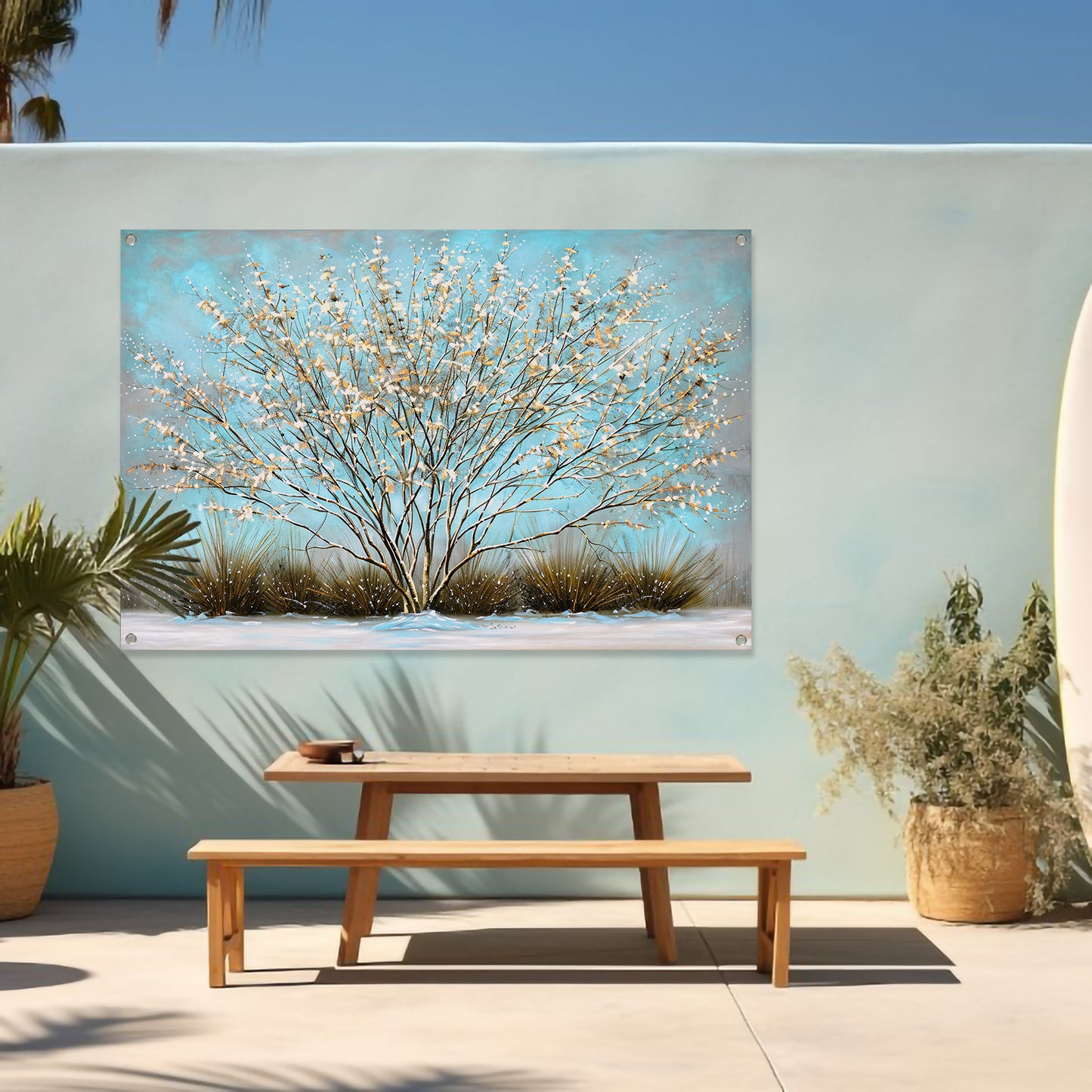 Sierlijke boom met sneeuw tegen blauwe lucht tuinposter