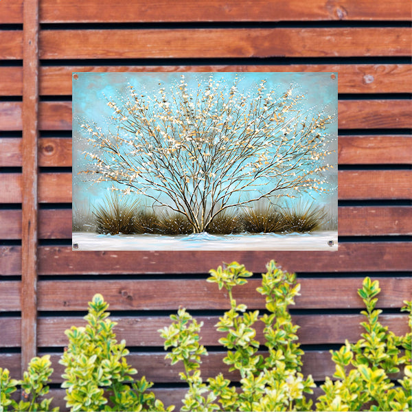 Sierlijke boom met sneeuw tegen blauwe lucht tuinposter