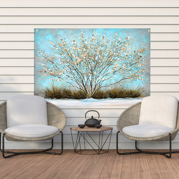 Sierlijke boom met sneeuw tegen blauwe lucht tuinposter