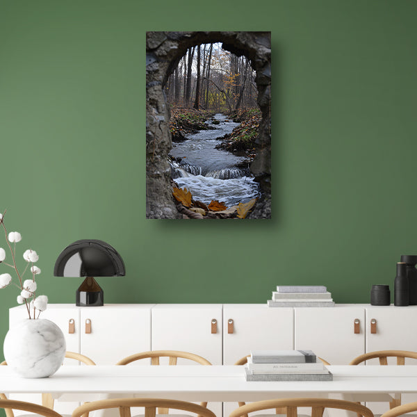 Rivier stroomt door stenen raam in herfstbos acrylglas