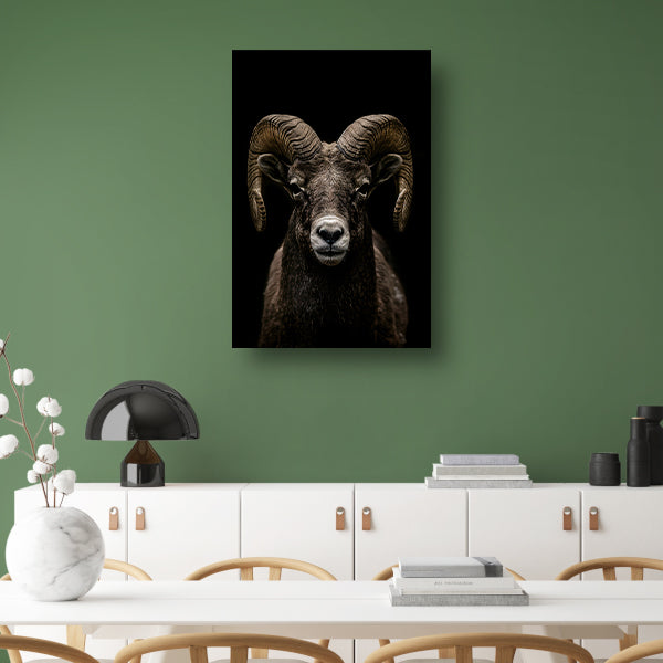 Krachtige close-up van een ram in zwart en wit canvas