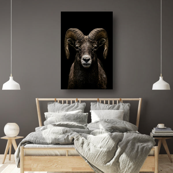 Krachtige close-up van een ram in zwart en wit canvas