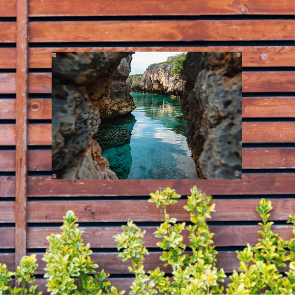Turquoise Waterweg door Rotskloof tuinposter