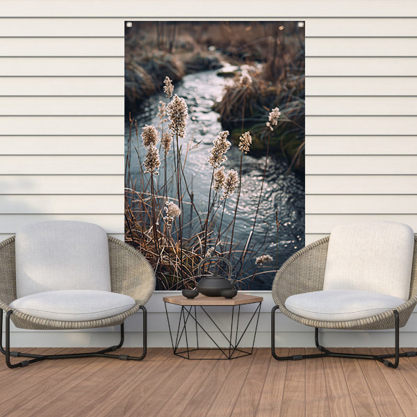 Rietpluimen langs kabbelend water tuinposter